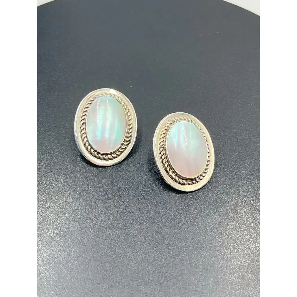 Rew Dinah‎ Richard Edward Wiley Sterling Silver Oval Mother of Pearl Earrings